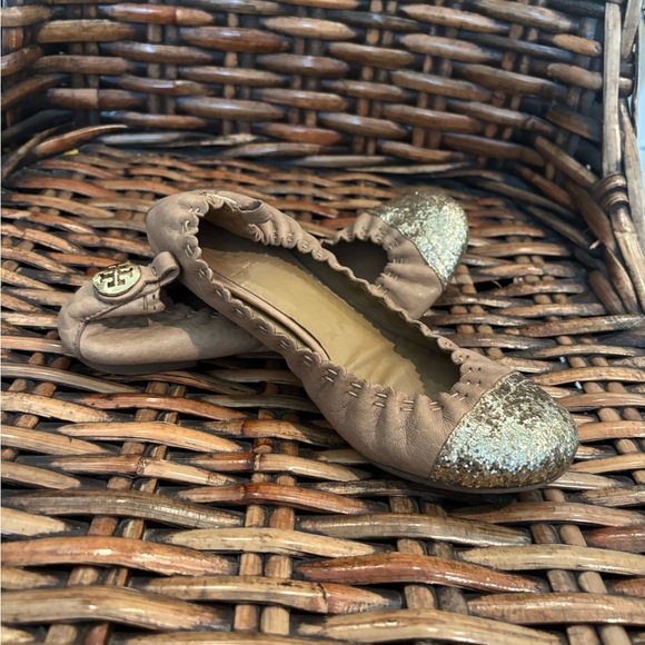 Tory Burch Beige Flats with Sparkling Gold Toe in size 6 - Picture 9 of 13